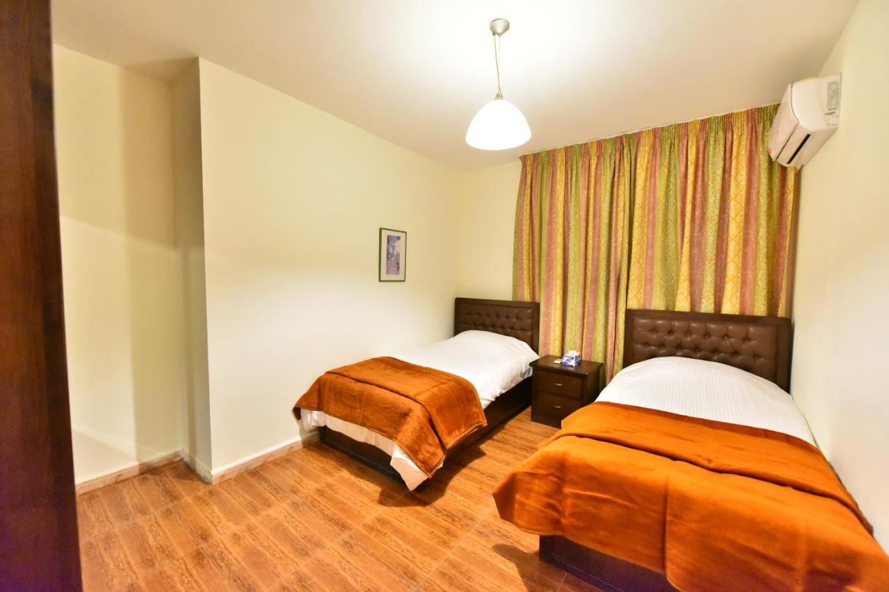 Al Farooq Hotel Apartments Амман Екстер'єр фото