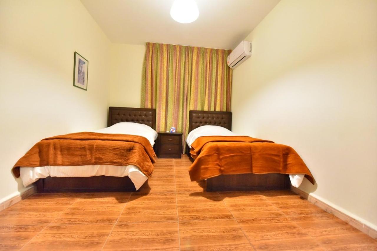 Al Farooq Hotel Apartments Амман Екстер'єр фото