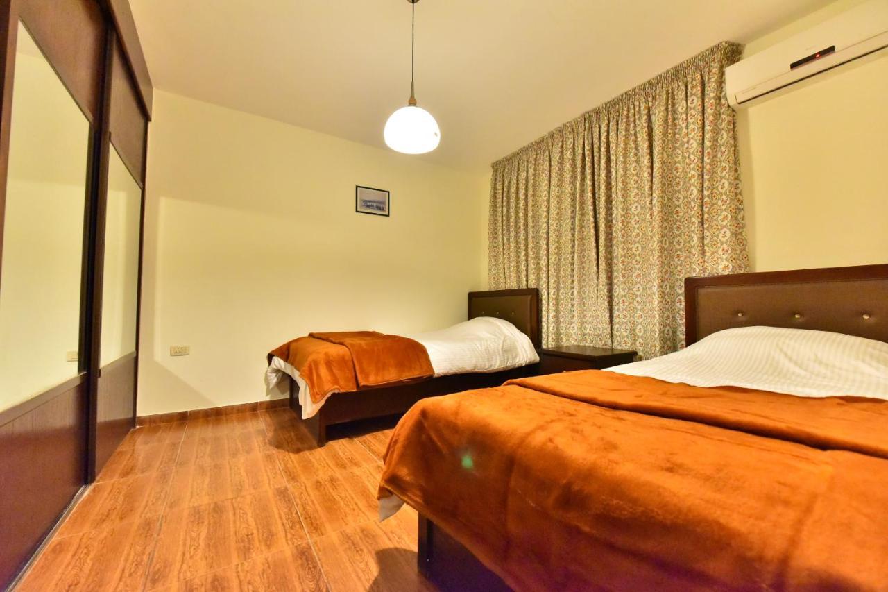 Al Farooq Hotel Apartments Амман Екстер'єр фото